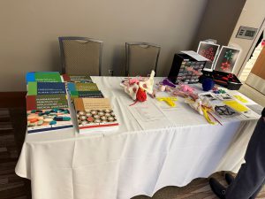 Table with varios biology textbooks and 3D printed anatomy items.